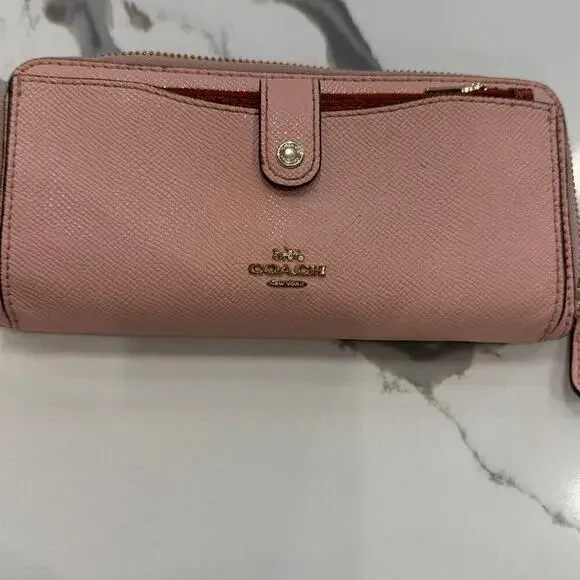 Coach Colorblock
Multifunctional Wallet
F25967 Blush/Terracotta - Picture 4 of 15